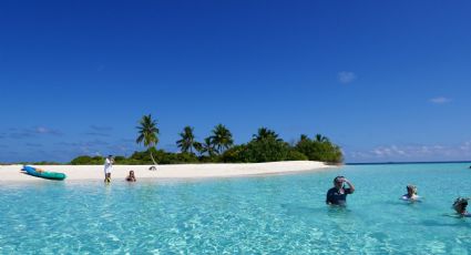 La hermosa isla del mediterráneo que te puede multar por tomar arena de la playa