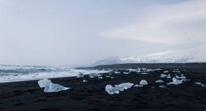 La playa rodeada de diamantes y arena negra, perfecta para una escapada única