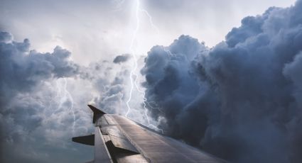 Temporada de lluvias: ¿Qué pasa si un rayo impacta a un avión durante el vuelo?