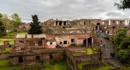 ¿Habrá multa? Turista raya vestigios arqueológicos del Yacimiento de Herculano en Pompeya