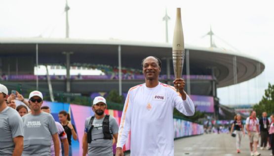 París 2024: Así fue el momento en que Snoop Dogg carga la antorcha olímpica