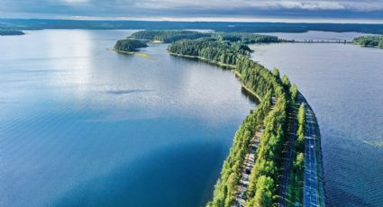 ‘La carretera más bonita del mundo’: La enigmática vía que se sumerge para dividir un lago