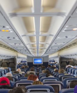 ¿Harás un vuelo largo? Tips para dormir bien en el avión durante tus viajes por el mundo