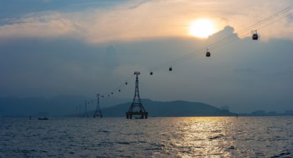 ¡Ingeniería y naturaleza! El destino donde un teleférico parte el mar en dos