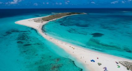 Los Roques, el destino donde el mar del caribe se separa y deja un camino de arena blanca