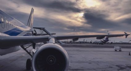 ¡Fuera de control! Turista llega tarde al abordaje de su vuelo y patea la puerta del avión