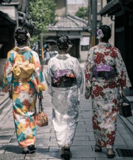 La tienda en Japón que aprovecha los kimonos para crear otros productos