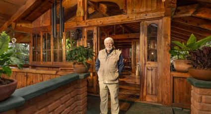 ¡De otro mundo! Jaime Maussan te 'invita' a conocer su casa con acabados de madera en el bosque