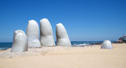 ¿La mano de un gigante en la playa? Descubre este impresionante monumento en un paraíso costero