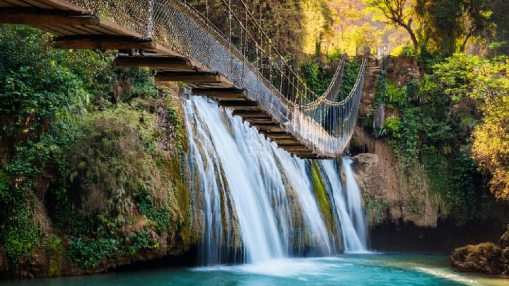 El puente colgante para ‘caminar’ sobre una bella cascada de Michoacán