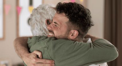 Papá llora de emoción al recibir como regalo el viaje de sus sueños