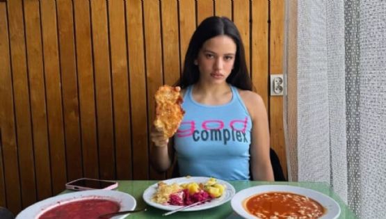 Rosalía visita la CDMX y así disfrutó comer pozole