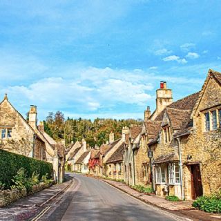El pueblito inglés que te transportará a la edad media entre paisajes encantadores