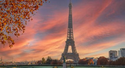 Joven engaña a su mamá y la sorprende con un viaje a París, su reacción se vuelve viral