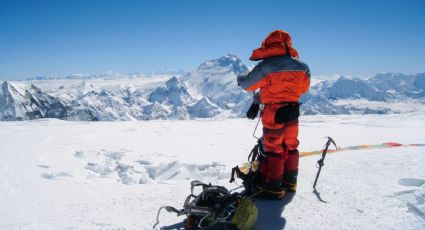 Tormentas de nieve provocan evacuación de turistas en el monte Everest