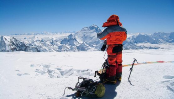 Tormentas de nieve provocan evacuación de turistas en el monte Everest