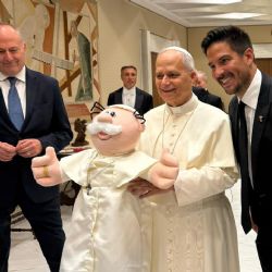 ¡Ya hay Dr. Simi Papa! León XIV recibe muñeco de peluche en el Vaticano