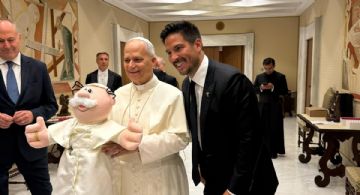 ¡Ya hay Dr. Simi Papa! León XIV recibe muñeco de peluche en el Vaticano
