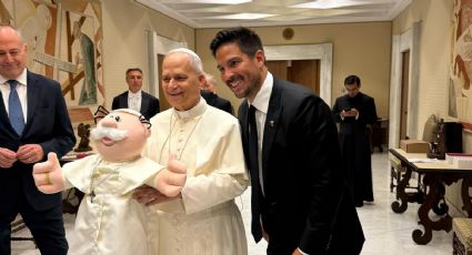 ¡Ya hay Dr. Simi Papa! León XIV recibe muñeco de peluche en el Vaticano