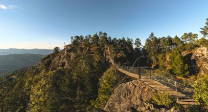 Cómo llegar al pequeño Pueblo Mágico de Puebla con cabañas y puente colgante entre bosques
