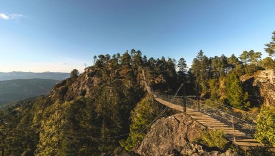 Cómo llegar al pequeño Pueblo Mágico de Puebla con cabañas y puente colgante entre bosques
