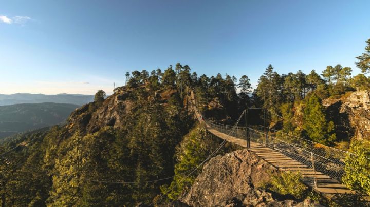 Cómo llegar al pequeño Pueblo Mágico de Puebla con cabañas y puente colgante entre bosques