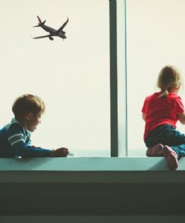 Cómo viajar con niños por primera vez en avión en 2026 y disfrutar tus vacaciones