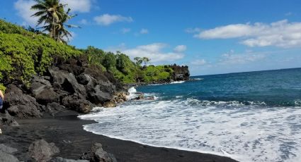Vacaciones increíbles: La playa de arena negra que puedes conocer en tus viajes por Hawaii