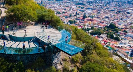 El Pueblo Mágico de Puebla con un mirador de cristal, cascadas y flores todo el año