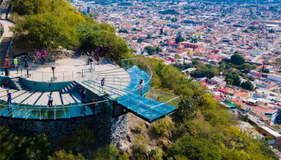 El Pueblo Mágico de Puebla con un mirador de cristal, cascadas y flores todo el año
