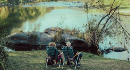 El destino de sudamérica con manantiales de agua natural y piedras que forman cascadas