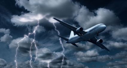 ¿Volar en la lluvia? Esto es lo que pasaría si un rayo impacta el avión