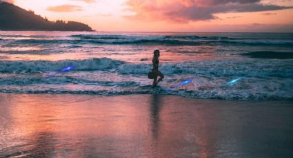 ¡Qué maravilla! Nada entre agua bioluminiscente de la Laguna de Manialtepec en Oaxaca