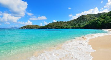La playa premiada como la “mejor de México 2025”, un santuario de aguas coloridas
