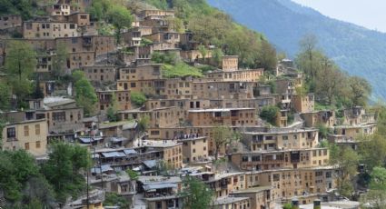 El increíble pueblo que emerge a decenas de metros en la ladera de una montaña