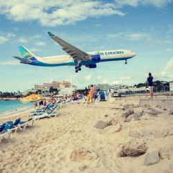 La única playa del mundo donde puedes ver aterrizar un avión