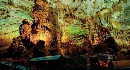 Viaje subterráneo en un paraíso escondido entre montañas, ríos y árboles milenarios