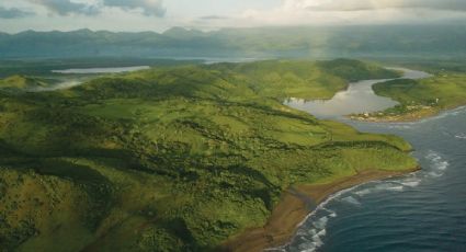 El destino donde el mar se encuentra con las montañas y olas entre acantilados para ir de vacaciones