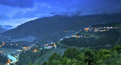 Viaje al natural: Atraviesa montañas iluminadas al caer la noche en un Pueblo Mágico de Hidalgo