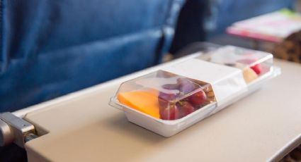 Lo que pocos saben: así preparan la comida que viaja contigo en cada vuelo
