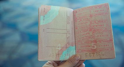 El motivo por el que nunca debes poner stickers o sellos de recuerdo en tu pasaporte