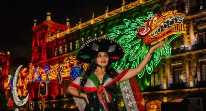 Zócalo de la CDMX se alumbra de símbolos patrios y así puedes disfrutarlos