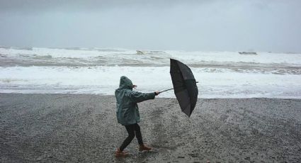 Lluvias en Jalisco dejan a turistas varados en la playa y así fueron rescatados