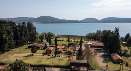El lago entre bosques y cabañas que puedes disfrutar el fin de semana en tu viaje a Michoacán