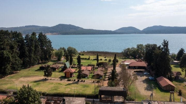 El lago entre bosques y cabañas que puedes disfrutar el fin de semana en tu viaje a Michoacán