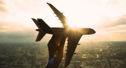 Papá llora de emoción al grabar a su hija piloto aterrizando por primera vez un vuelo comercial