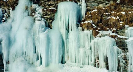 La cascada CONGELADA que debes visitar si amas el senderismo