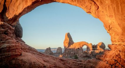 Así es el increíble hotel sin techo ni puertas en medio del desierto