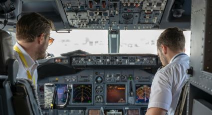 Piloto hace realidad el sueño de volar con sus padres por primera vez y se vuelve viral