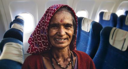 Llevó a su abuela en su primer vuelo y el gesto de la tripulación hizo inolvidable el momento